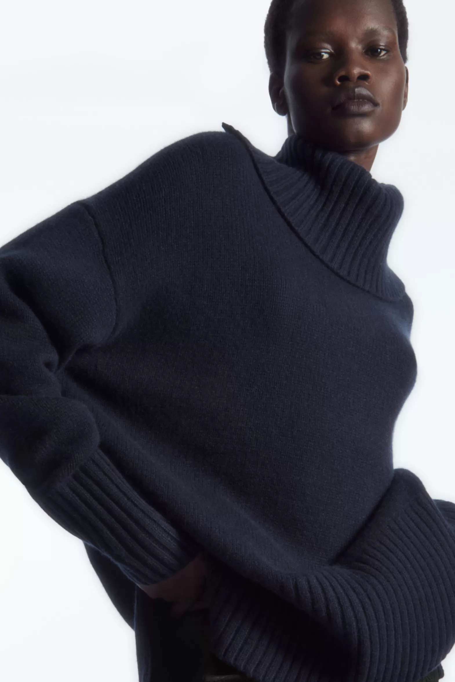 COS OVERSIZED PURE CASHMERE ROLL-NECK JUMPER