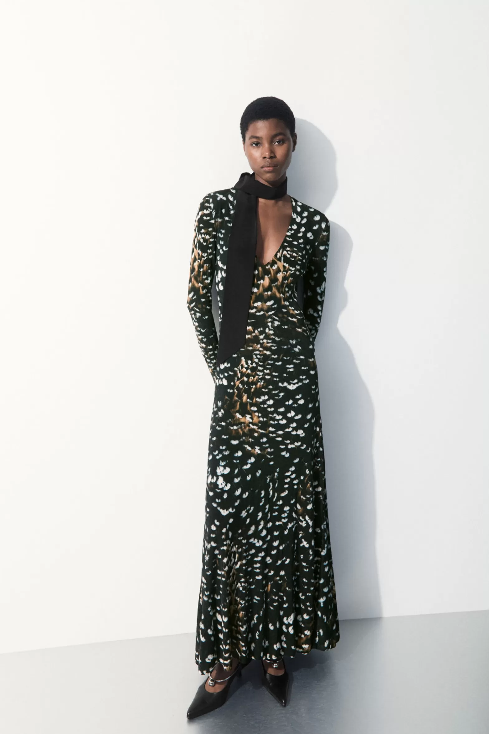 COS THE FEATHER-PRINT KNITTED DRESS