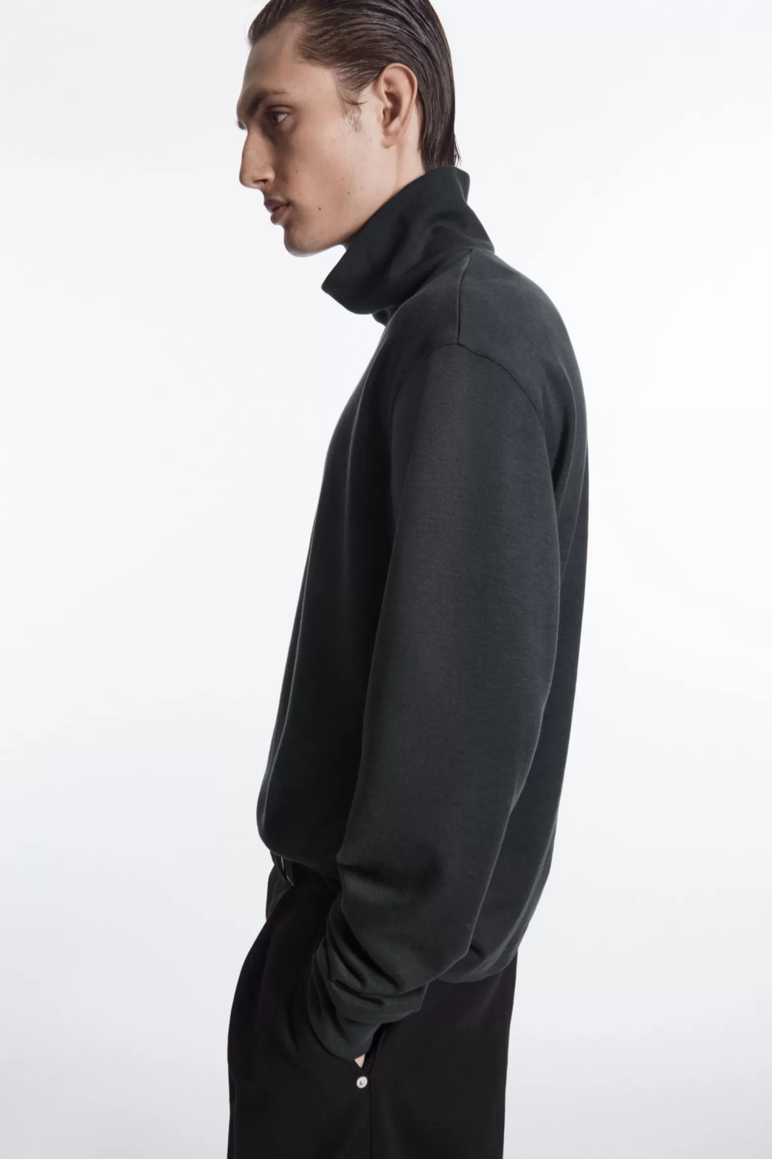 COS TURTLENECK SWEATSHIRT